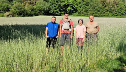 Familie Weiß und Florian Reihs vom LBV Bamberg unterstützen das überregionale Rauchschwalbenmonitoring (Foto: Florian Reihs)