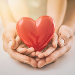 Coeur dans les mains - Christine Roman Lyon - Médium - Hypnose - Reiki