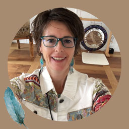 Schamanin, Marina Kuster, begleitet Menschen mit ihrer Heilarbeit. Teil der Behandlung sind Klangtherapie, systematische Aufstellung sowie Atem- und Klangtherapie.
