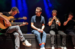 MASAA, that's (from left) Reentko Dirks (double-neck guitar), Rabih Laboud (vocals), Marcus Rust (trumpet) and Demian Kappenstein (drums). The quartet enthused in the Burghof. Photo: Tonio Paßlick