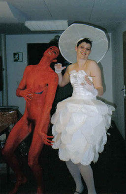 Kleid aus Tortendeckchen