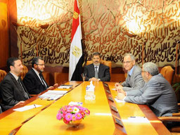 Ägyptens Präsident Mohammed Mursi (hinten) gerät unter Druck: Nun hat auch die Armee ein Ultimatum gestellt. Foto: Handout des ägyptischen Präsidentenpalasts