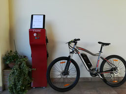 Colonnina di ricarica con e- bike 