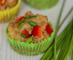 Herzhafter Muffin mit Gemüse und Schinken, bestreut mit Schnittlauch