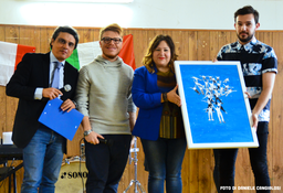 nella foto di Daniele Cangialosi: Salvo La Rosa, Ismaele La Vadera, Elisa Martorana, Savio Spinelli, durante la consegna dell'opera "Albero Blu" per Gaetano Pecoraro.