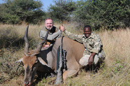 Jagdführer Absalom, der mit einem Gast einen kapitalen  Eland Bullen erlegt hat