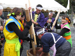 東日本大震災後、支援として出前餅つきを実施する「東山郷福餅つき隊」の様子