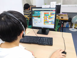 授業風景写真（プログラミング小学生）