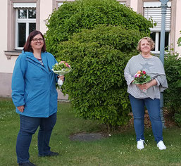 Ein Dankeschön für den Einsatz während der Zeit der virtuellen Chorproben: Chorleiterin Gesa Schallock-Bahn (rechts) und Leiterin des Frauenchors Gudrun Gussner