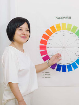 色相関を説明するパーソナルカラーアナリスト講師