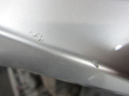 レクサスＬＳ６００ｈ純正１８インチハイパーシルバーアルミホイールの傷リペア（修理・修復）前の傷アップ写真②