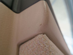 クラウン・マジェスタ、ドア内貼りの傷（破れ・剥がれ）のリペア（修理・修復）前の助手席側の写真
