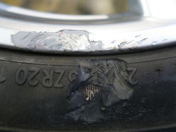 ベントレー・フライングスパーの２０インチ純正アルミホイールのガリ傷・擦り傷のリペア（修理・修復）前の傷アップ写真１