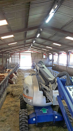 Nacalle automotrice dans un hangar agricole