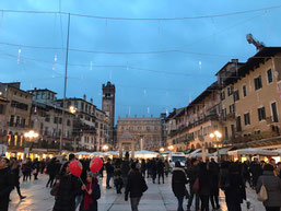 piazza nel centro storico di Torino, con statua a cavallo al centro in lontananza e tramonto
