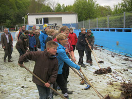 Säuberung des Freibades am 07.05.2012