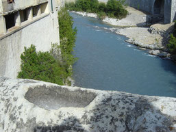 Bénitier creusé dans le parapet du pont