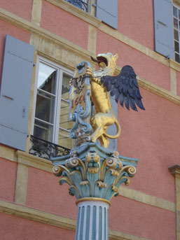 rue du Château : Fontaine du Griffon, où Henry II d'Orléans, pour feter son entrée dans la ville, en 1657, fit couler 6 000 litres de vin rouge du pays.