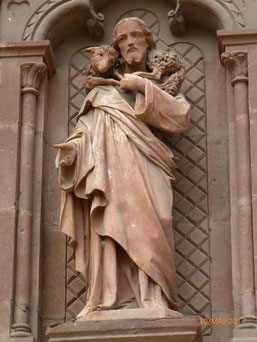 Sur la façade les portes sont ornées de trois statues,  Du Bon Pasteur, de St Jean Baptiste, et de St Hilarian.