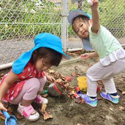 砂場遊び楽しい!と夢中になって遊んでいます