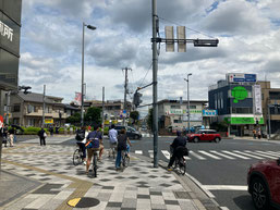 浦和駅東口を背に直進