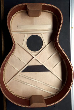 Guitarra acústica de luthier en proceso de construcción