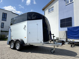 alt="Pferdeanhänger für 2 Pferde mit integrierter Sattelkammer, ideal für den Pferdetransport z.B. für Turniere."  "
