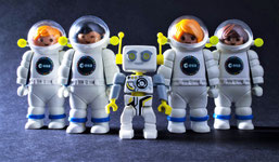 Des astronautes Playmobil de l'ESA avec le robot ROBert.