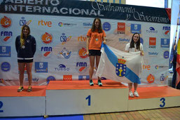 Ana Muíño recollendo o seu bronce no podium en Madrid