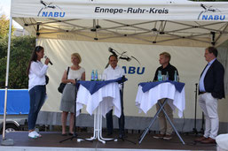 Imke Heymann, Bürgermeisterin von Ennepetal, Dr. Heide Naderer, Vorsitzende des NABU-NRW,  Dr. Pit Städtler, Vorsitzender des NABU Ennepe-Ruhr-Kreis, Moderator Marc Schulte und Landrat  Olaf Schade (v.l.) Foto: NABU 