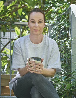 Porträtfoto Claudia Münch Treppe mit Kaffee