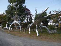 　　安曇野市穂高のステンレス彫刻家「中嶋大道」氏のアトリエ敷地内に展示された作品の巨大カブト虫