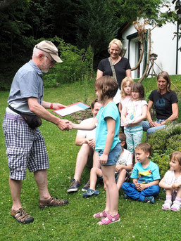 Laura erhält von Gerhard Hasse die Urkunde "Schwalben willkommen"