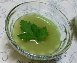 グリーンババロアふう(初級で習ったババロアをアレンジ)。生野菜が食べたくて、ラディッシュを買ったのですが、その葉の勢いの良さに捨てられず、ミキサーにかけてババロアにしてみました。青臭さを取るために、甘酒と生姜汁をいつもより多めに加えて。上にかけているのは、リンゴジュースと葛のソースと西洋パセリ。