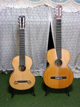レプリカによる19世紀のテルツギター（左）とギター（右）
