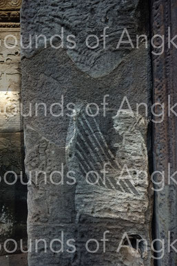 Harpiste sur un pilastre du Bayon. Le pied de l'instrument est visible.