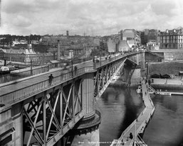 Brest (Finistère). Le Pont tournant et le port militaire. © Neurdein / Roger-Viollet.