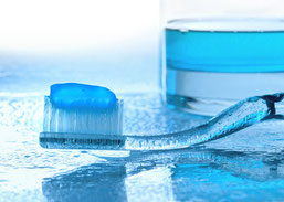 Zahnbürste mit Zahnpasta Mundspülung
