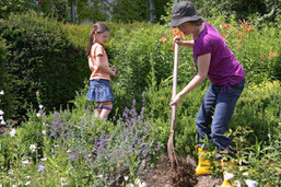 Frau mit Kind im Garten