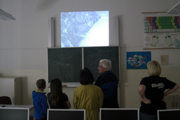Im Computerraum der Grundschule Portitz kann man die Livebilder aus dem Nistkasten sehen. Fotos: Mario Vormbaum