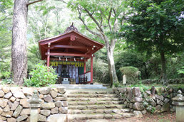 伊豆山神社本宮でペアリングの記念撮影ができます。