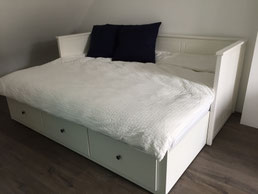 zoom sur le lit divan de chambre 1 en position lit double de 180x200. 