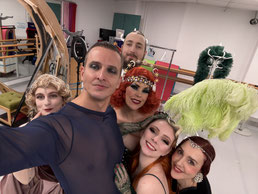 Die Besetzung vom "Burlesque Cocktail" im November 2024, v.l.n.r.: Kinky Minsky, Aran Mars, Lloyd Whiskey (hinten), Xarah von den Vielenregen, Miss Maeve und Giuditta Sin