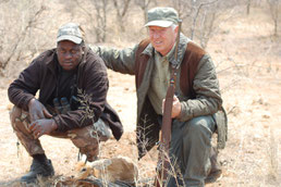 Tracker Simon, der mit einem Gast einen Steinbock erlegt hat 