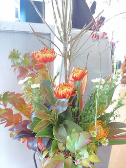 紅葉の木苺 紅オレンジの菊 実りの野バラ