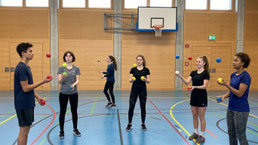 Kinder in der Schule lernen Jonglieren.