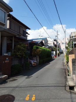 現況は前面道路がつきあたりまでほぼ同じ幅員で延びています。