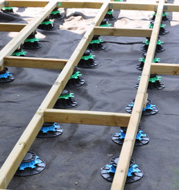 Les techniques de pose d'une terrasse bois, la pose sur plots PVC réglables