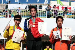 左から）２位の石川さん、１位の鳴海さん、３位の小池さん