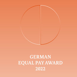Orangener Hintergrund, davor das angedeutete Logo des German Equal Pay Awards: Kreis mit senkrechter Trennlinie